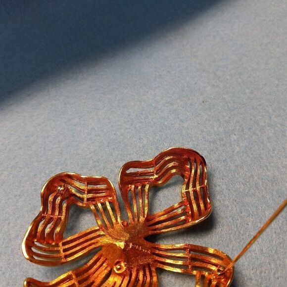 Monet Vintage Gold tone open metal Bow Brooch - Picture 4 of 5